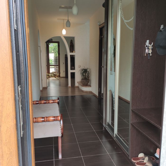 Продається будинок 142м2, 4 кімнати, 6 соток землі, 2 санвузла.