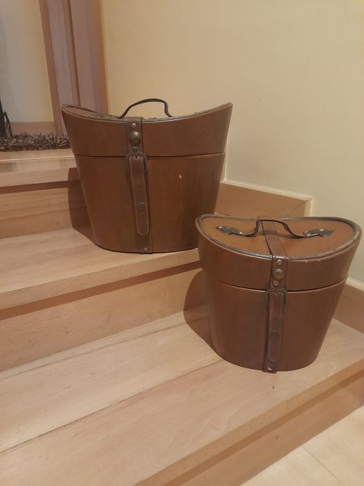 Caixas duas vintage de chapéus antigos pele.