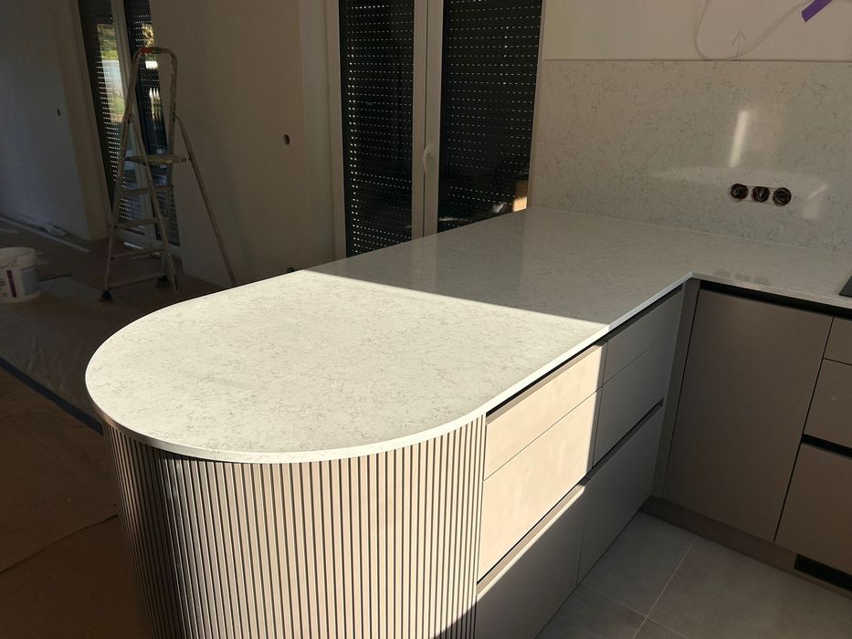 Parapety, schody, blaty z kamienia naturalnego i sztucznego na wymiar