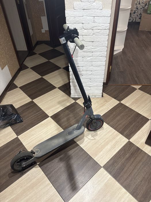 Електросамокат Giant U8