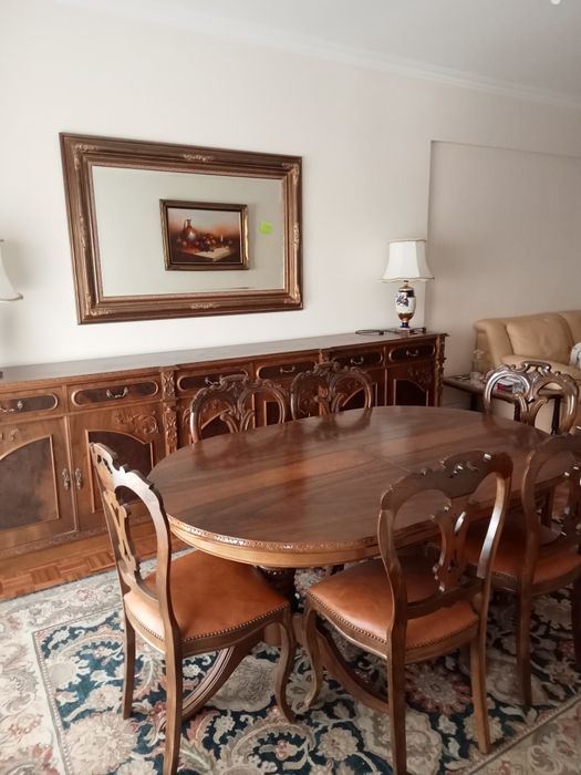 Mesa, cadeiras e aparador