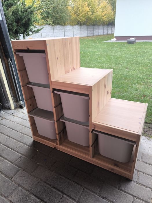 Półki z skrzyniami