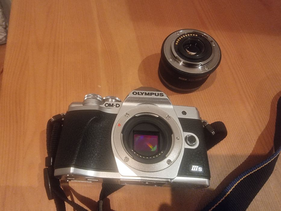 Aparat Olympus OM-D E-M10 Mark IIIs + Obiektyw  25 mm f/1.8