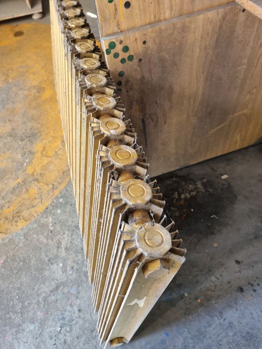 Grzejnik mosiężny sprawny. Około 145cm  17 żeberek + śrubunki