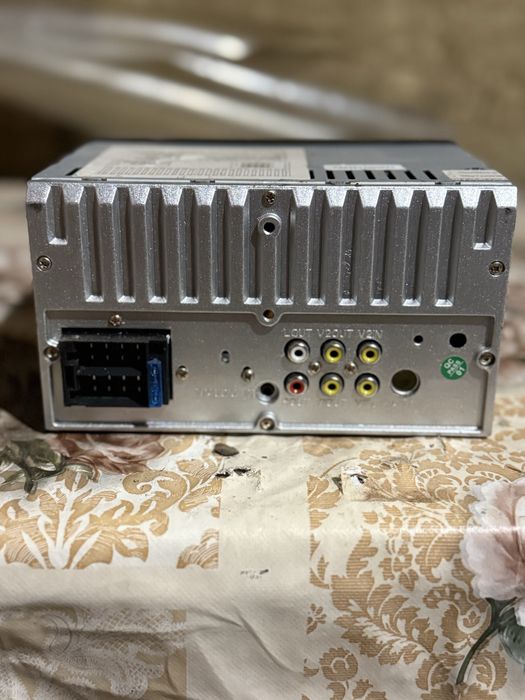 Продам магнітолу все працює сенсор працює  добре