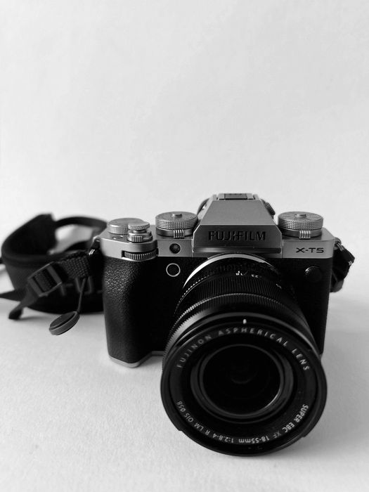 Fujifilm X-T5 Silver + XF 18-55mm – Excellent ConditionFujifilm X-T5 Silver + XF 18-55mm – Excellent Condition + accessories