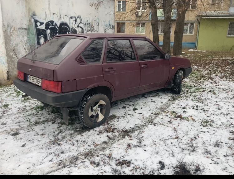 Авто в хорошем состоянии, владею давно, меняется все вовремя, поменян грм и маслонасос, и много еще чего поменяно, ходовая свежая, мотор хороший масло от замены до замены не подливается вообще, стопы новые, свет ксенон, колонки сзади стоят хорошие, тормоза задние свежие, полка багажника деревянная обшитая не гремит, сидения удобные от бмв, газ стоит и вписан, резина зима второй сезон только ездит, по кузову есть моментик на одном пороге но не большой, недавно поменял сцепление, звоните спрашивайте, небольшой торг возможен, смотреть новые дома