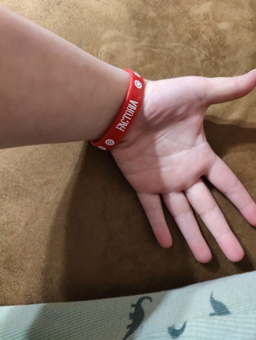 Червоний браслет FACTORIA