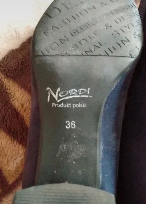 Szare na obcasie