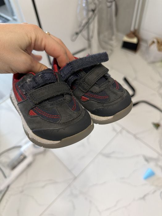 Віддам  кожані кросівки