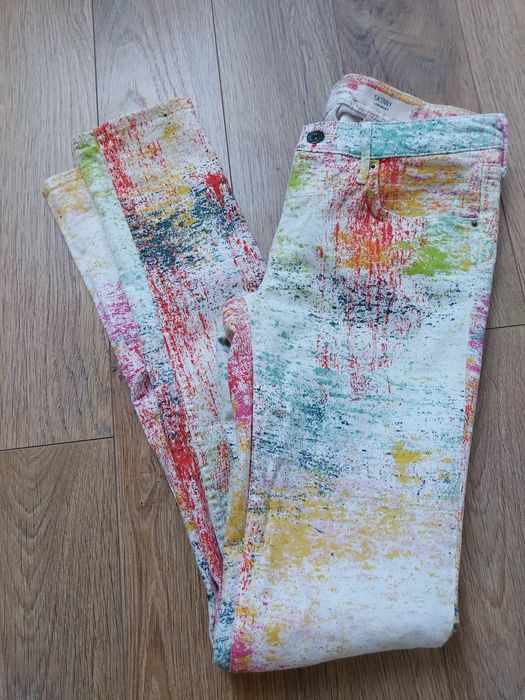 Kolorowe spodnie jeansowe firmy H&M