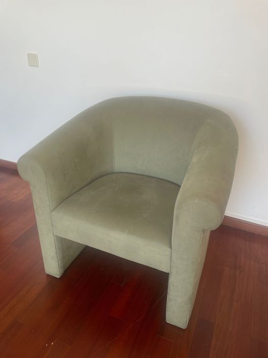 Poltrona de veludo esverdeado