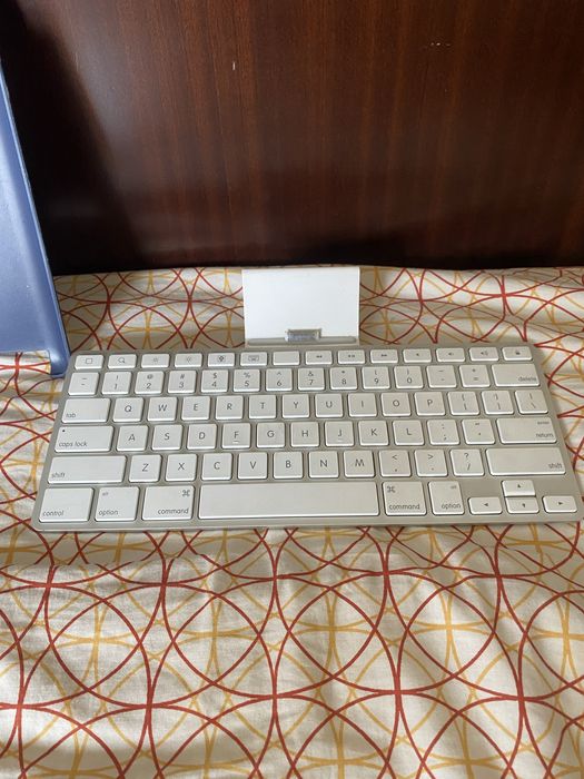 Ipad com capa e teclado