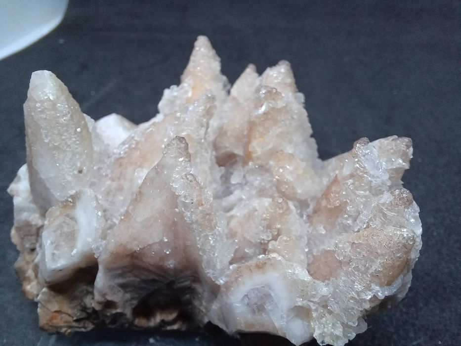 Pieknie wykształcony kalcyt pokryty kryształami selenitu. Meksyk