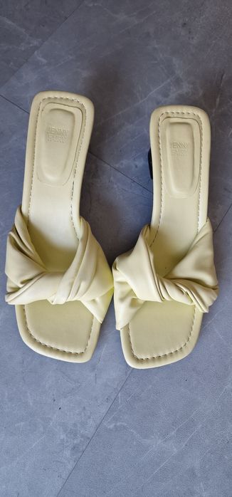 Klapki na szerokim obcasie