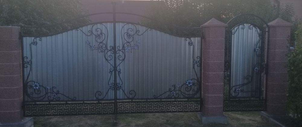 Ворота металеві розпашні.