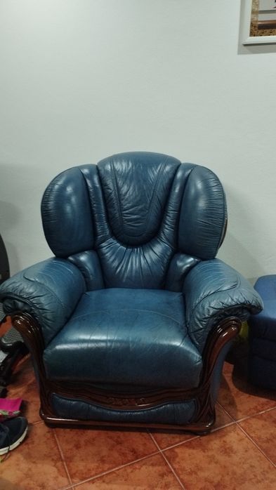 Terno de sofás azuis. Em pele
