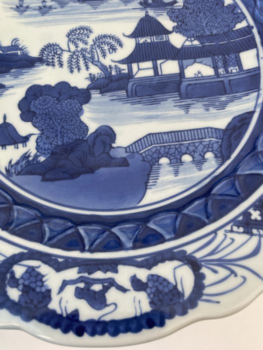 Prato de porcelana chinesa azul e branca com base alta