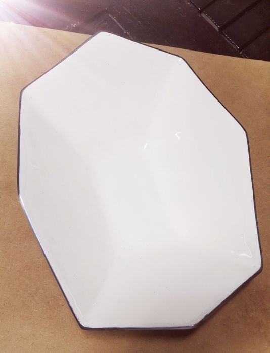Peça em porcelana com fundo cromado