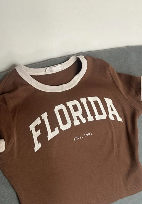 Modny brązowy crop top t-shirt w stylu ringer – Florida EST. 1991.