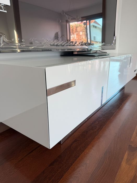 Móvel TV Interdesign – Lacado Branco e Aço Inox