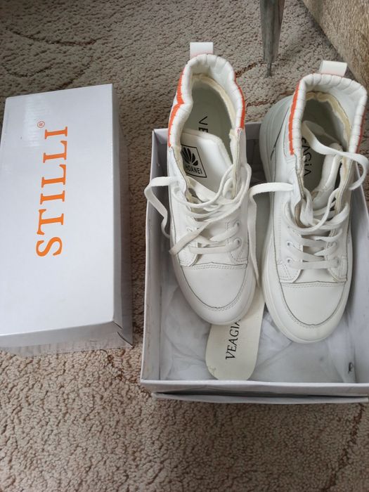 Жіночі спортивні ботинки