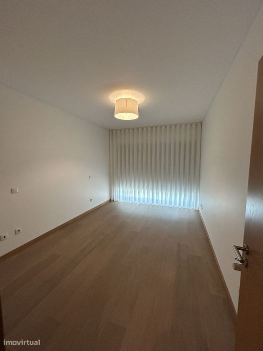 Apartamento T2 com Varanda e Garagem em Aveiro