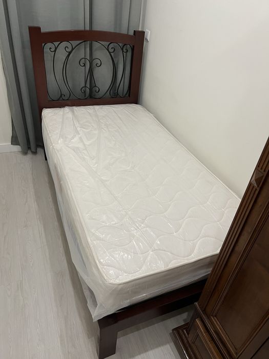 Cama de Solteiro com colchão incluído em Madeira Cor Mogno com Cabeceira em Ferro – Excelente Estado