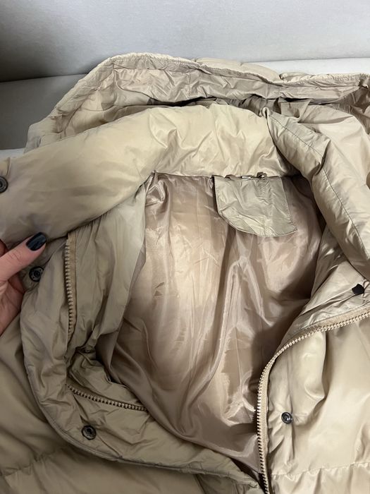 Жіночий пуховик у бежевому кольорі
