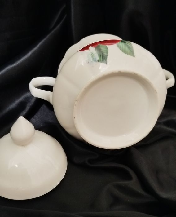 Цукорниця, заварочний чайник.