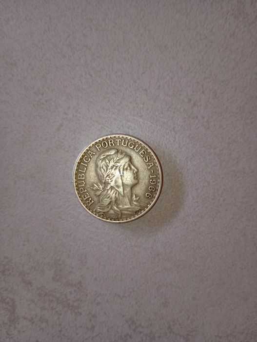 Moedas de 1 escudo e de 50 centavos