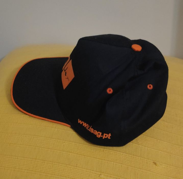 Chapéu ISAG preto e laranja