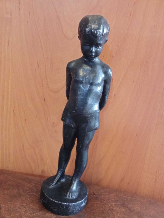 Статуэтка Мальчик с мячом