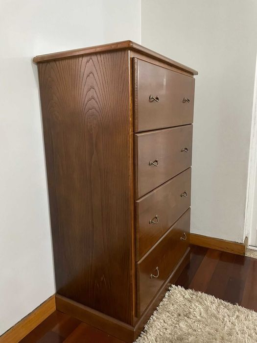 Quarto completo: cama, 2 mesas de cabeceira e 1 cómoda