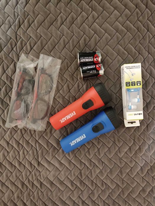 Набор  2 фонарика Eveready + наушники