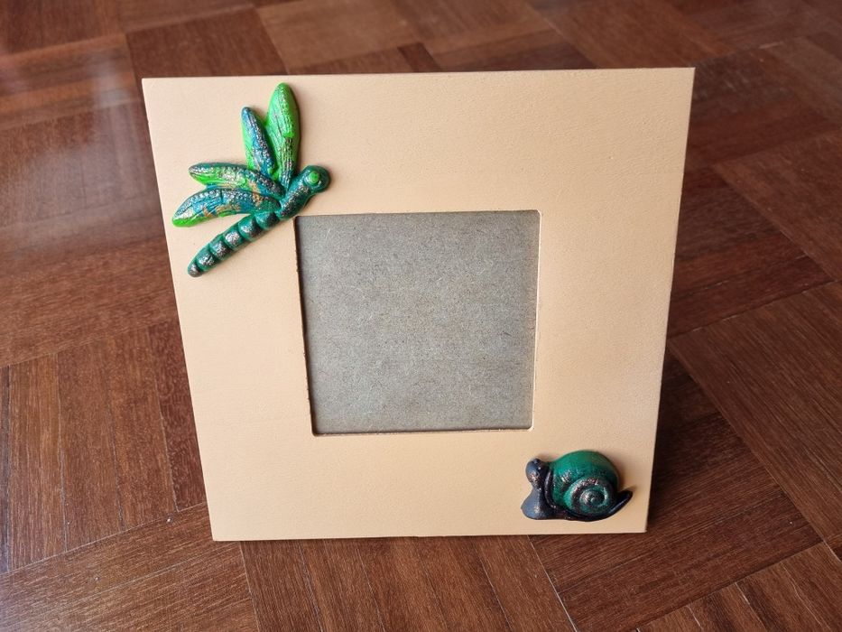 Moldura com apliques em fimo pintada e decorada à mão