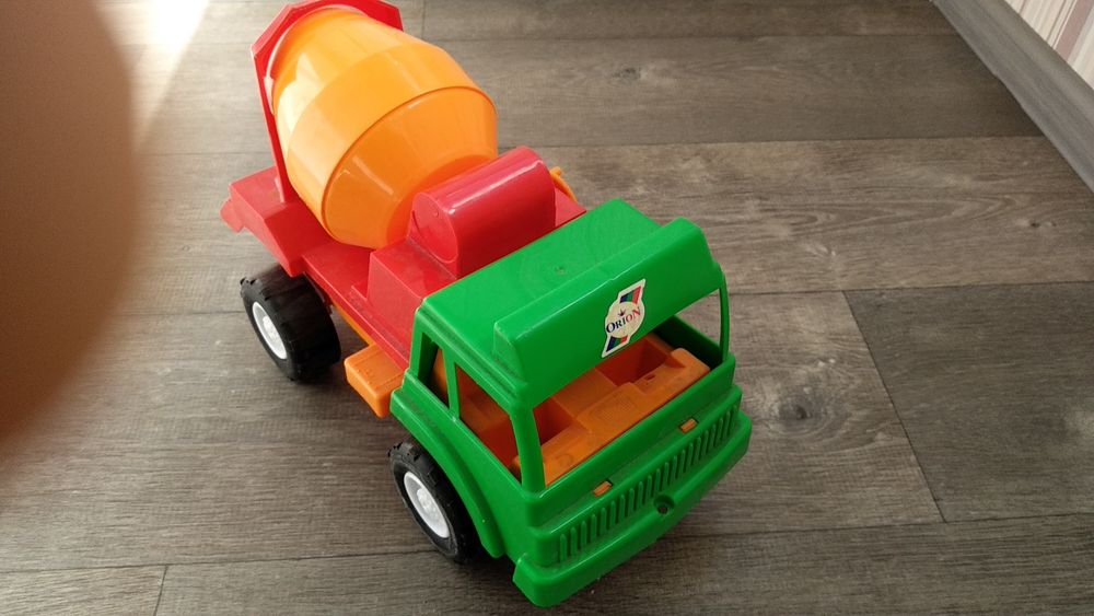 Крупная детская бетономешалка