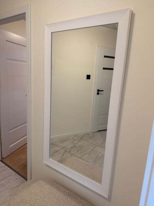 Lustro w białej ramie