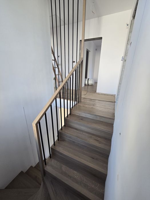 Schody dywanowe drewniane