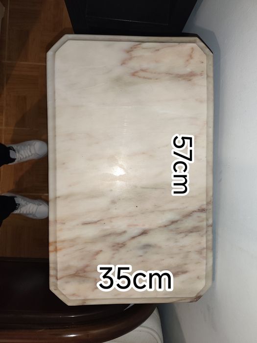 Móvel de madeira maciça (tampo de mármore)