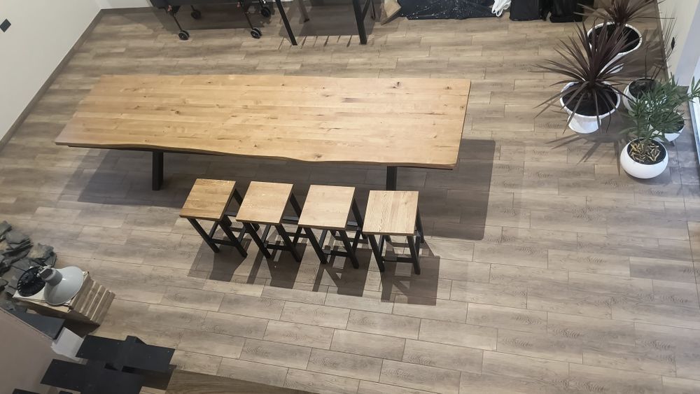 Dębowy stół z taborkami