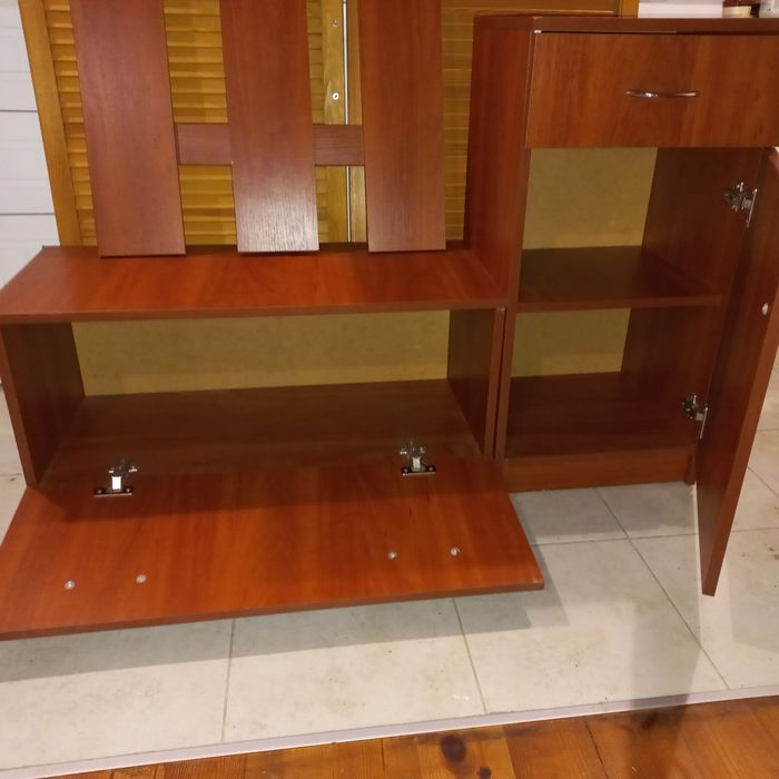 Поодаються меблі для вітальні, коридор