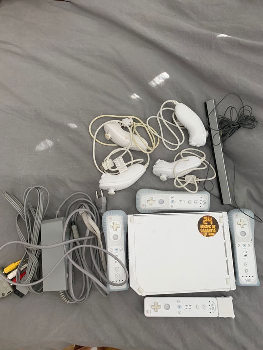 Nintendo Wii + comandos + volantes + jogos