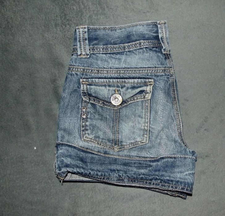 jeansowe krótkie spodenki