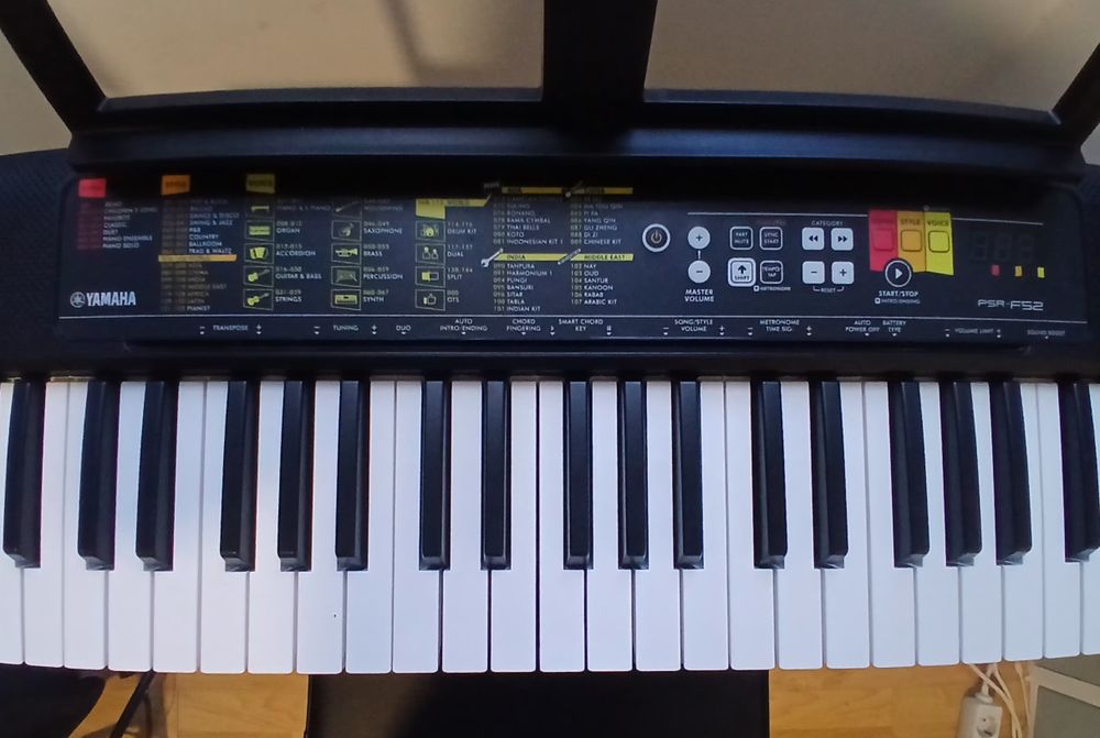 Teclado Yamaha PSR F52 Novo