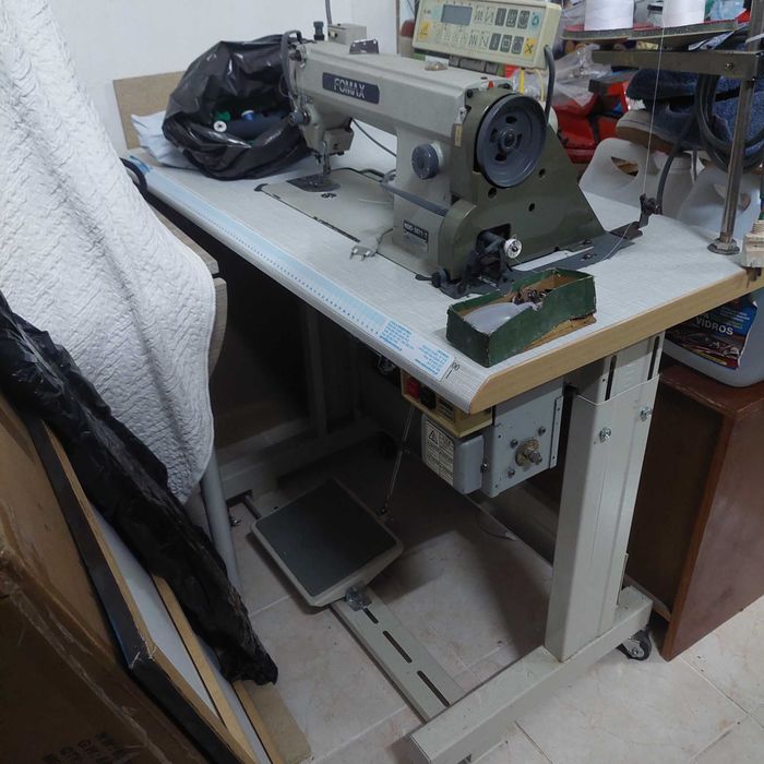 Maquina de costura eléctrica ponto corrido em excelente estado. FOMAX