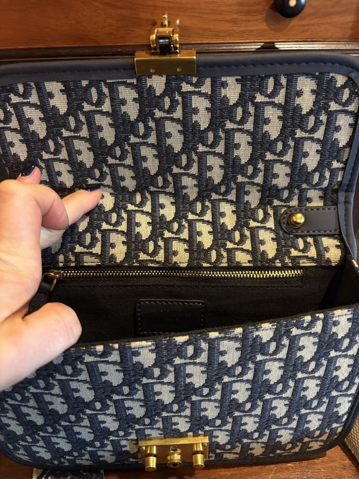 Mala azul com simbolos e detalhes exclusivos