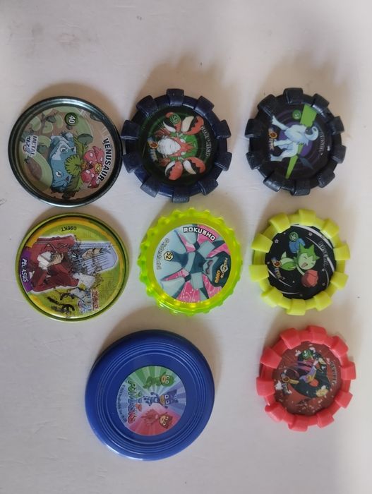 (J) Tazos de vários temas