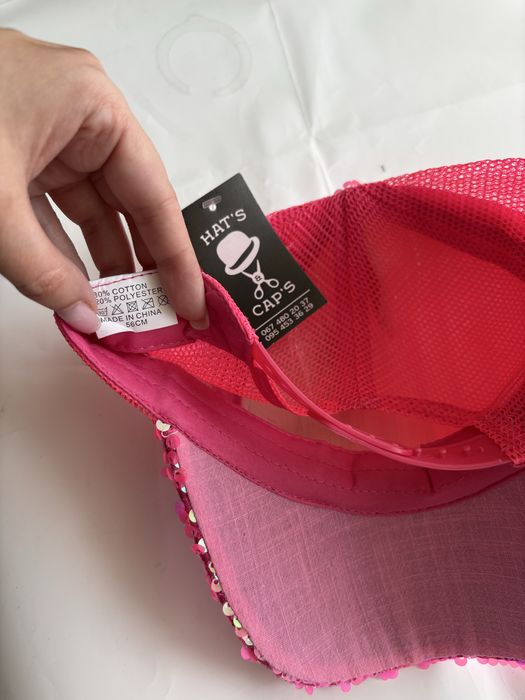 Яскрава бейсболка з паєтками