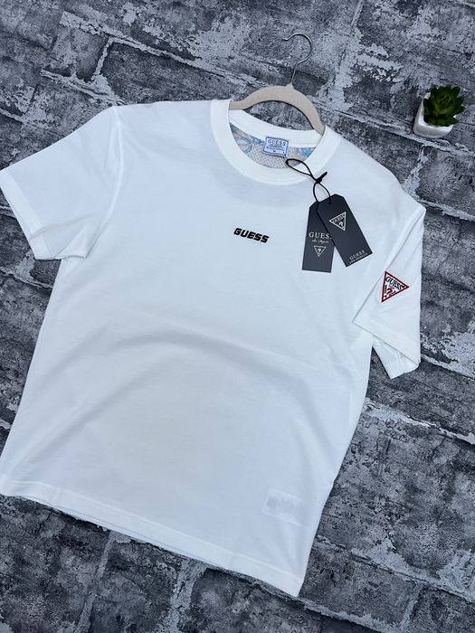 Чоловіча  футболка / GUESS Футболка /